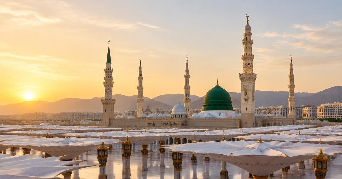 Blick über den weiten Vorplatz der Prophetenmoschee in Medina mit Sonnenschirmen und nahegelegenen Hotels